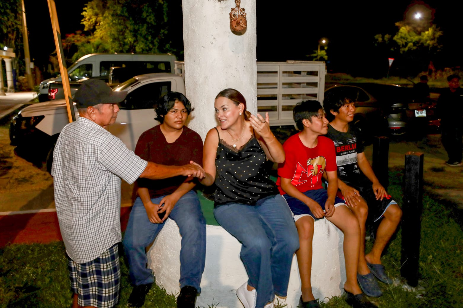 Cecilia Patrón supervisa la instalación de luminarias LED en una comisaría de Mérida.