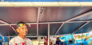 Entrega de equipos de radiocomunicación a pescadores previo al inicio de la temporada de pulpo en Yucatán.