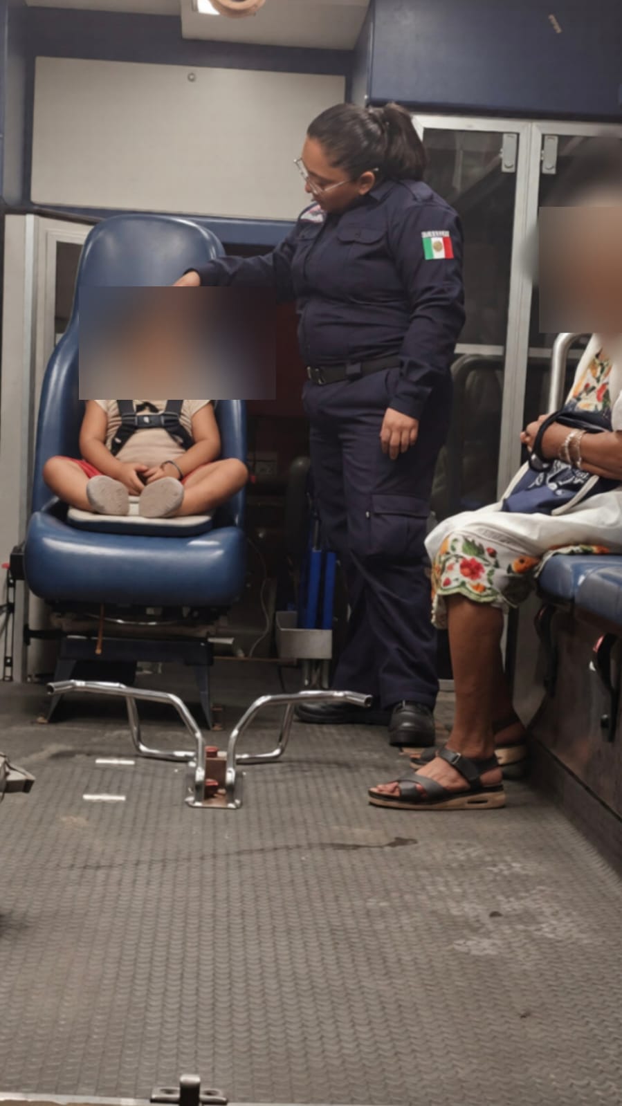 Paramédicos atienden a los lesionados tras un accidente en la carretera Motul-Kiní.