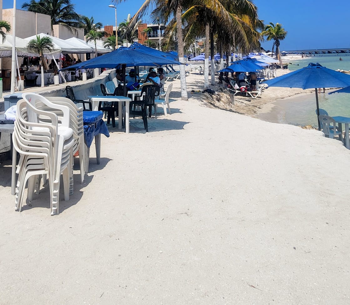 Erosión en las playas de Progreso reduce la franja de arena del Malecón.
