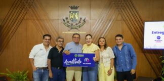 Cecilia Patrón entrega créditos a emprendedores beneficiarios de los programas municipales en Mérida.