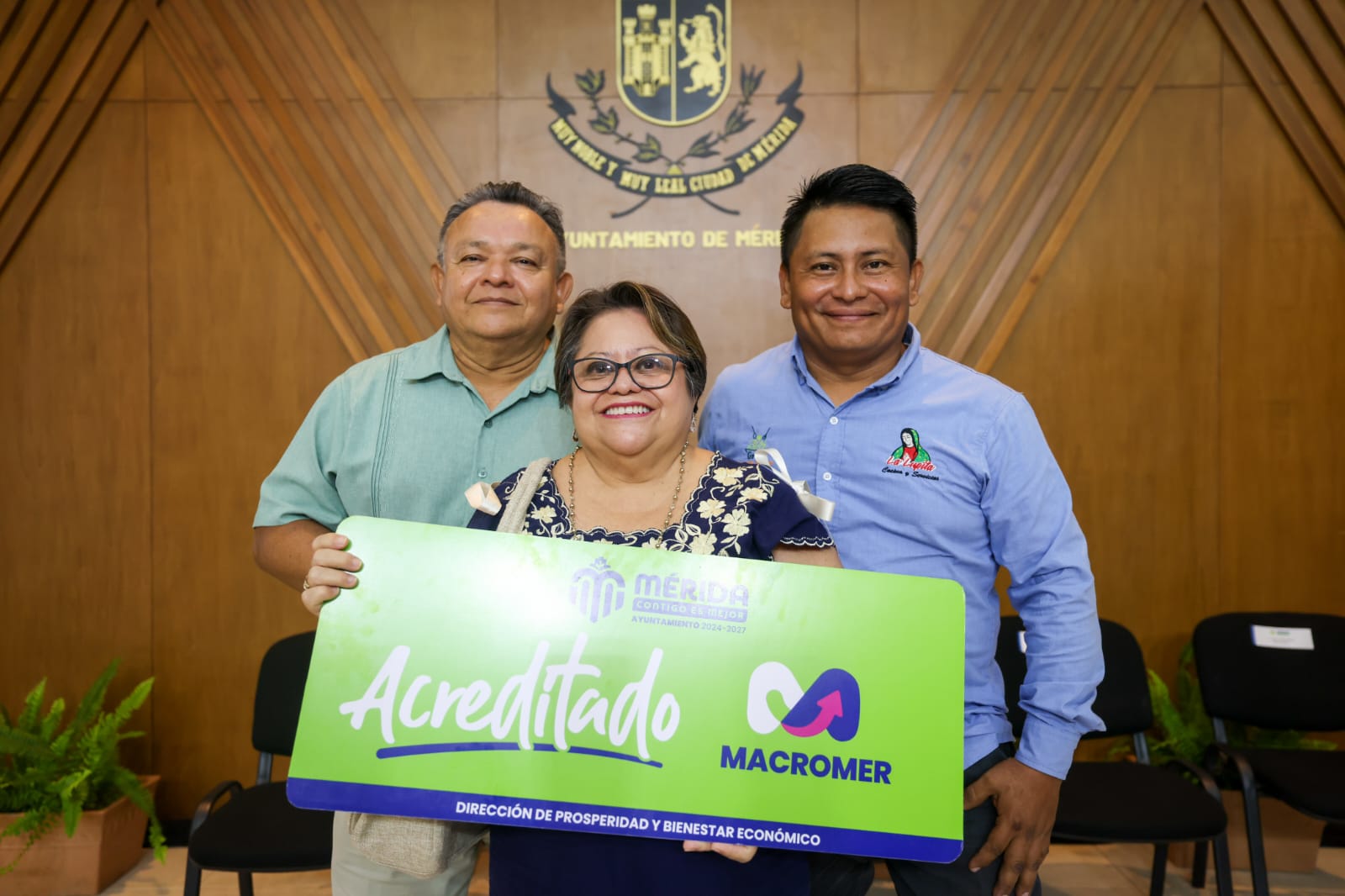 Cecilia Patrón entrega créditos a emprendedores beneficiarios de los programas municipales en Mérida.
