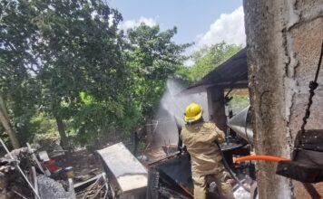 Bomberos atienden la explosión de un tanque de gas en una vivienda de Motul.