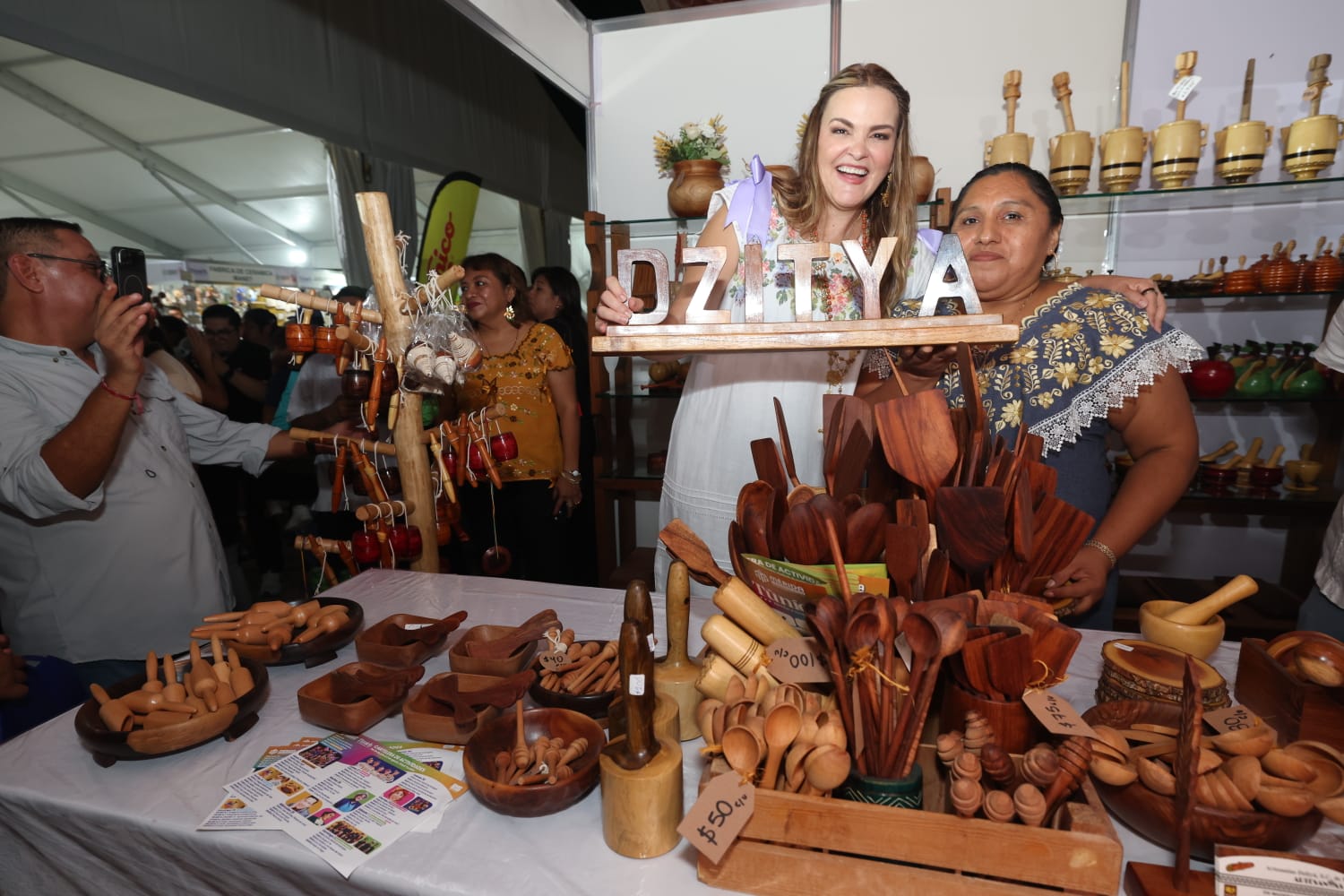 Inauguración de la XXV Feria Artesanal Tunich "Hecha a Mano" con artesanas y artesanos participantes.