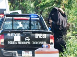 Camioneta involucrada en accidente en la salida de Seyé.