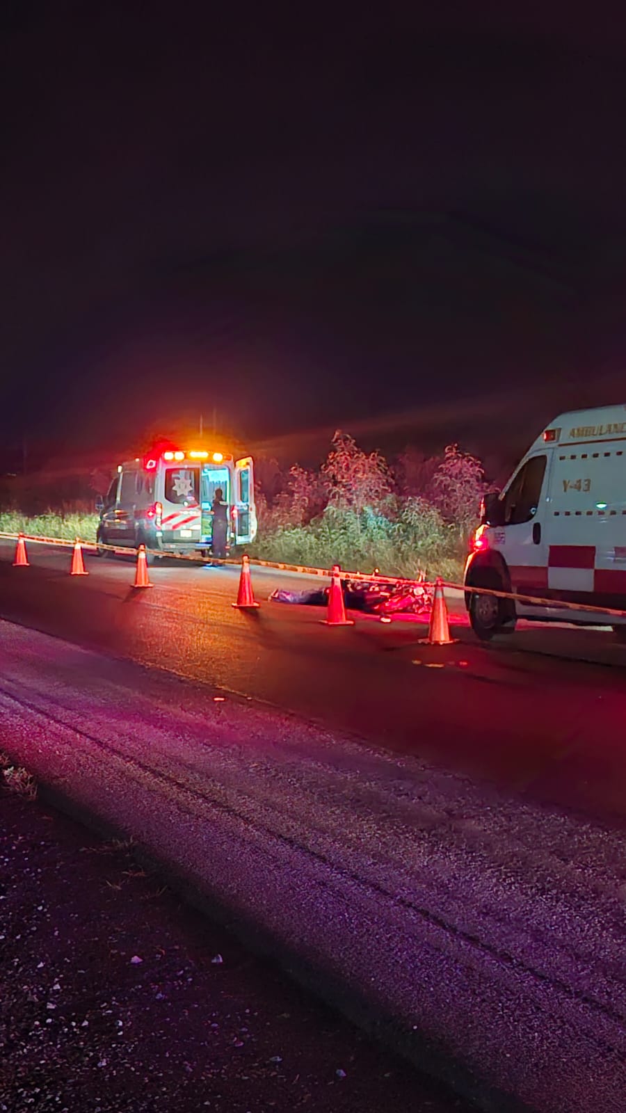 Accidente en la carretera Mérida-Tetiz deja una mujer muerta y dos heridos.