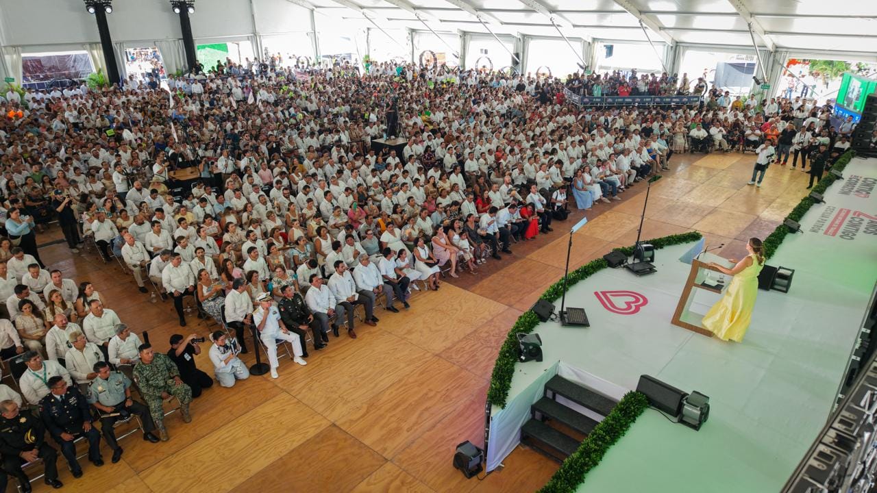 Cecilia Patrón Laviada durante la presentación de su Segundo Informe de Gobierno “Contigo de Corazón” en la comisaría de Dzityá, acompañada de habitantes del municipio.