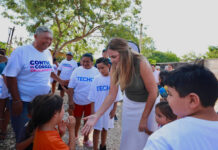 La presidenta municipal Cecilia Patrón Laviada durante la entrega de una de las 10 viviendas de emergencia a familias del asentamiento La Estrella del Sur, acompañada de beneficiarios y representantes de TECHO México.