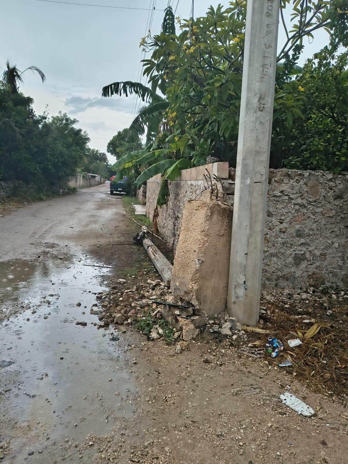 Poste de la CFE derribado tras un accidente vial en la comisaría de Bolón, Umán.