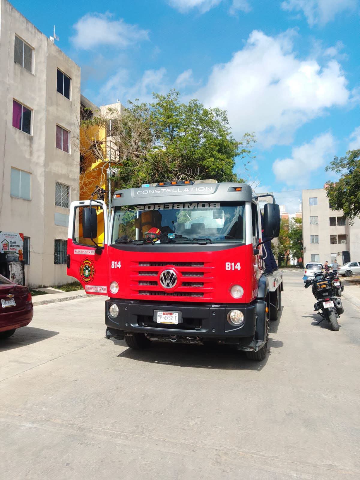 Bomberos de la SSP atienden un incendio en un departamento de la colonia San Marcos Sustentable.