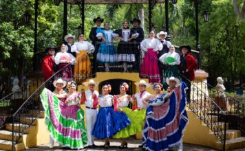 Integrantes del Ballet Folclórico Juvenil de Mérida durante una presentación de danza tradicional mexicana.