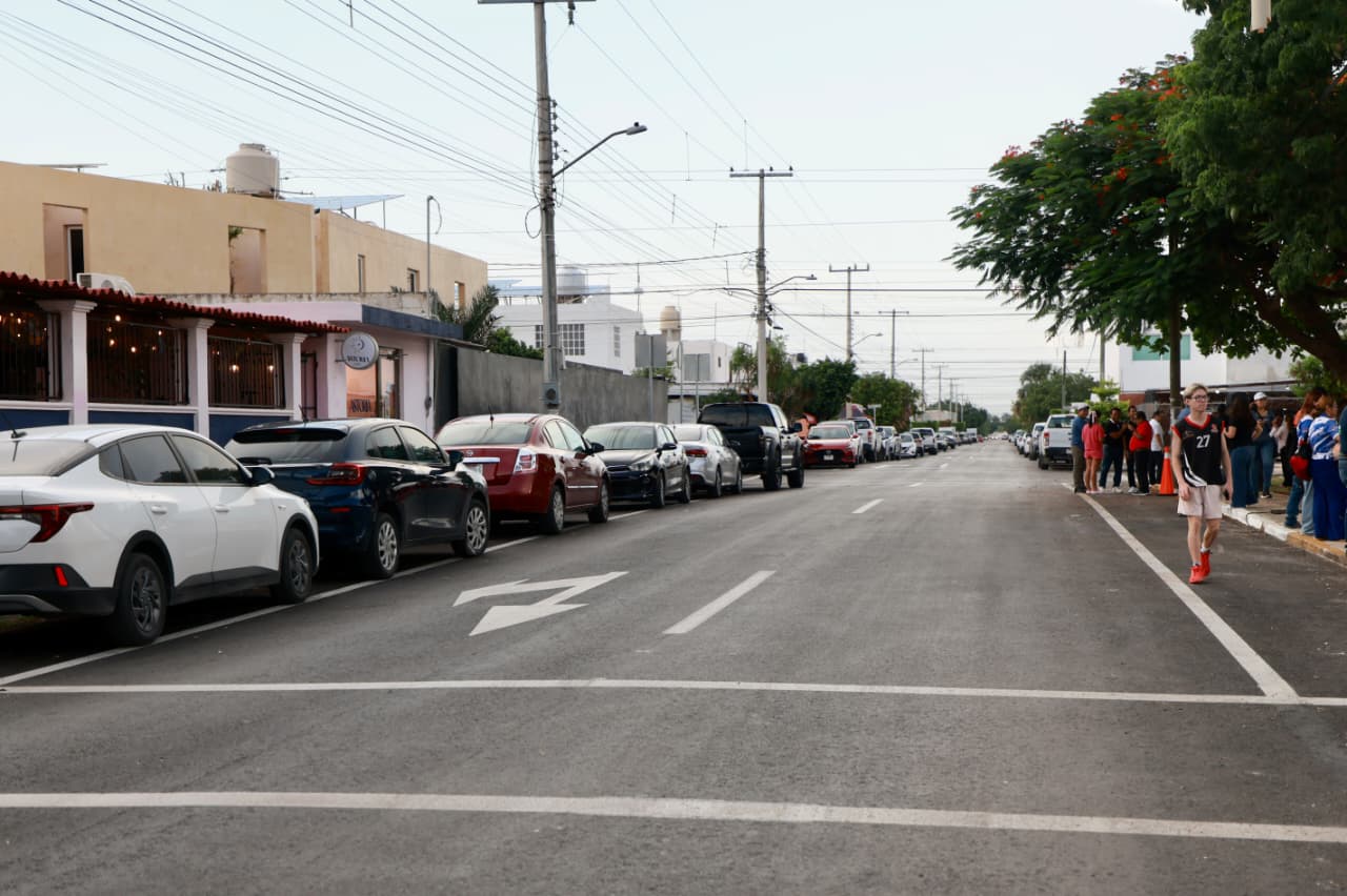 Cuadrillas atienden baches en calles de Mérida durante la temporada de lluvias.