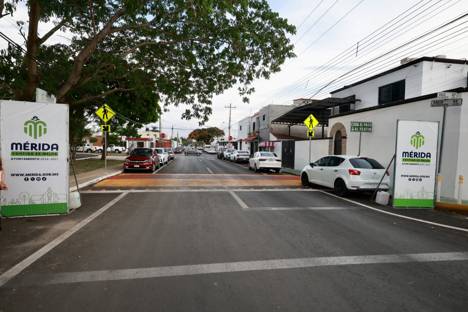 Cuadrillas atienden baches en calles de Mérida durante la temporada de lluvias.
