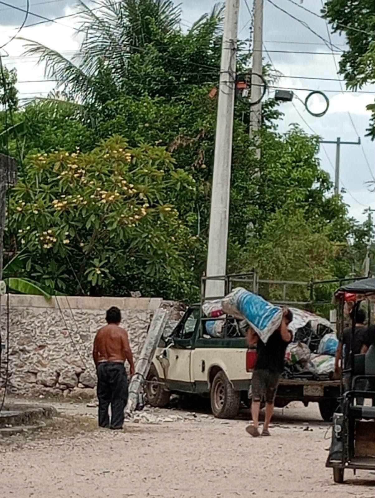Poste de la CFE derribado tras un accidente vial en la comisaría de Bolón, Umán.
