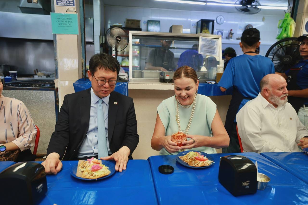 Cecilia Patrón y el embajador de Corea del Sur fortalecen la relación con Mérida.