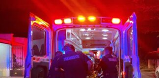 Bomberos rescatan a una mujer que quedó atrapada en una reja metálica en Francisco de Montejo.