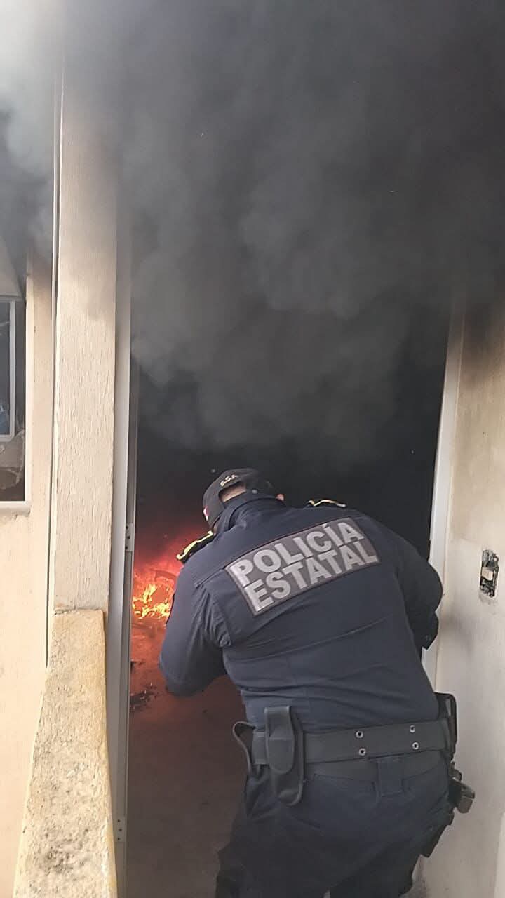 Bomberos de la SSP atienden un incendio en un departamento de la colonia San Marcos Sustentable.