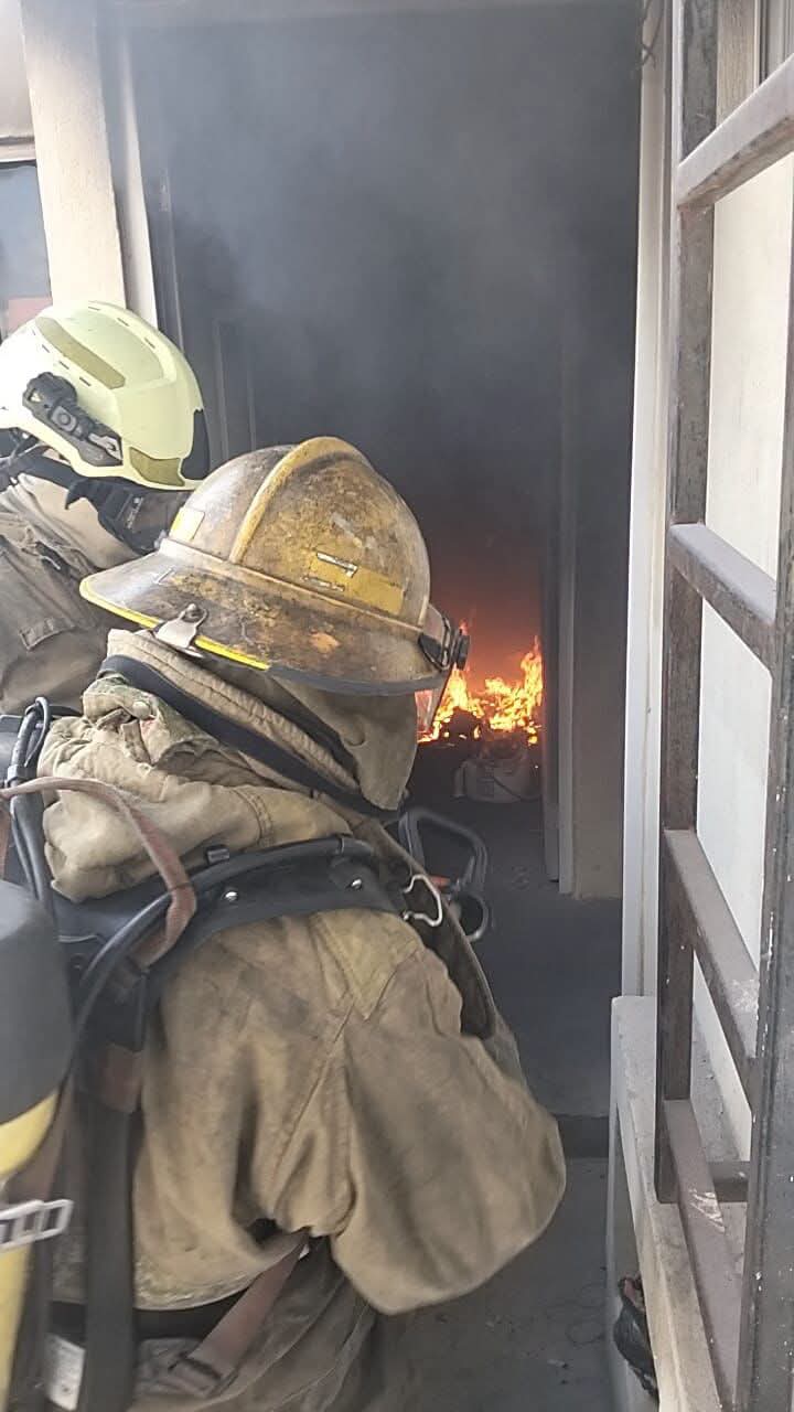 Bomberos de la SSP atienden un incendio en un departamento de la colonia San Marcos Sustentable.