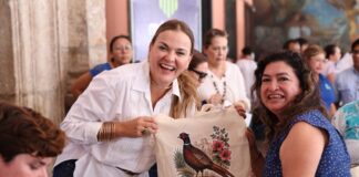 Cecilia Patrón atiende a ciudadanos durante una jornada del programa Miércoles Ciudadano en Mérida.