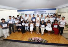 Cecilia Patrón entrega certificados a primera generación del Centro Municipal de Música Cecilia Patrón Laviada durante la entrega de certificados a la primera generación del Centro Municipal de Música.