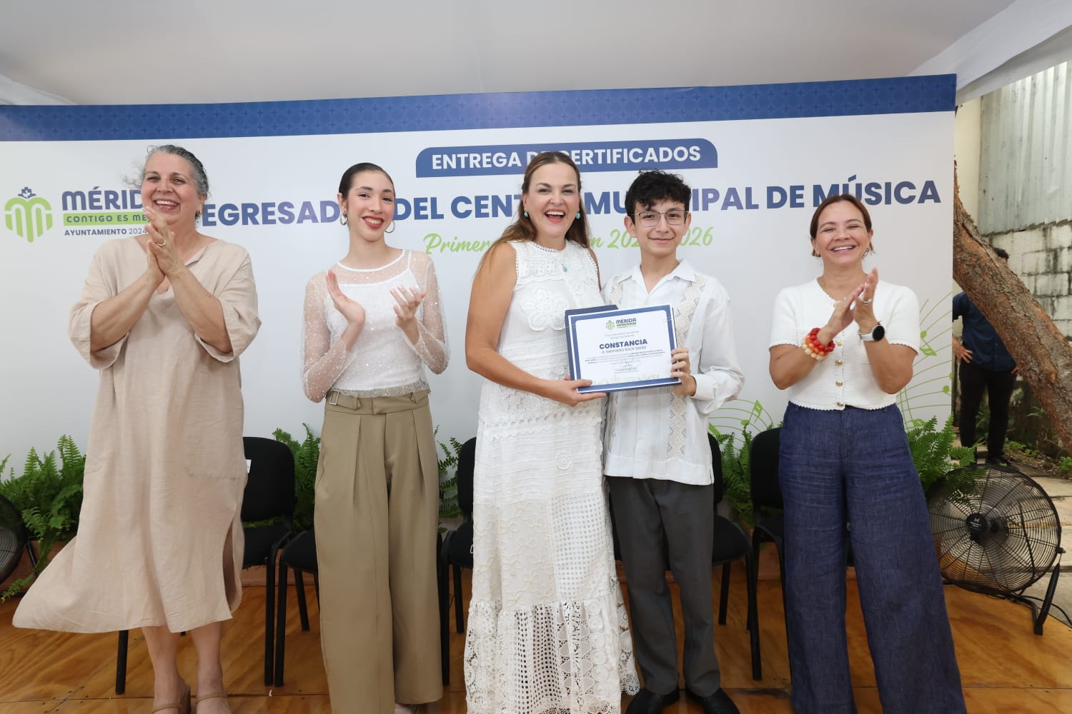 Cecilia Patrón Laviada durante la entrega de certificados a la primera generación del Centro Municipal de Música.