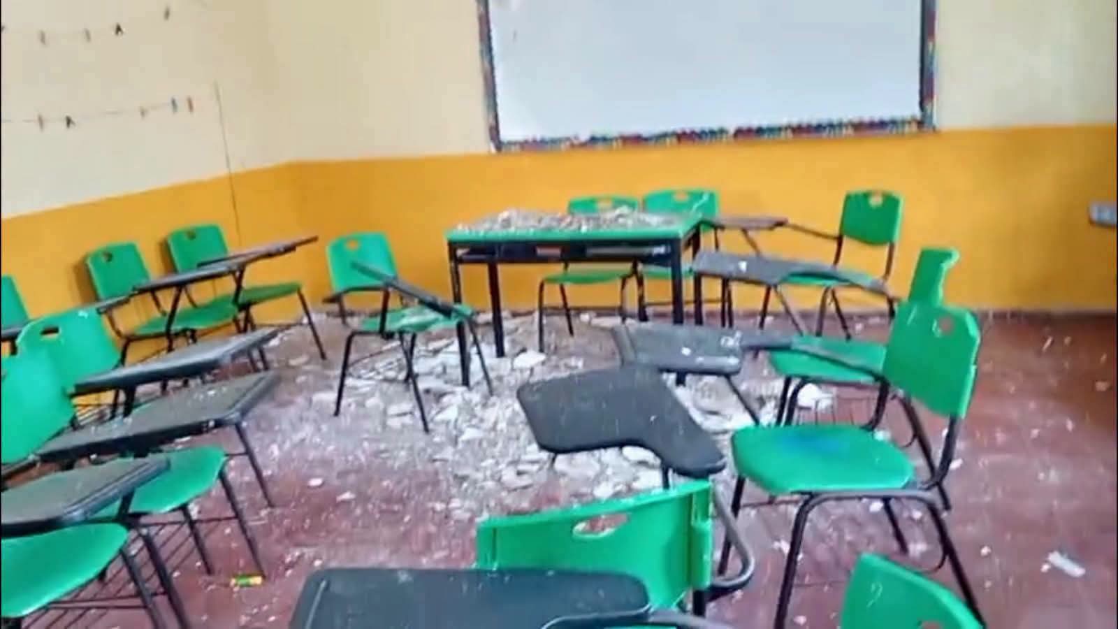Personal de emergencia en la primaria Manuel Alcalá y Alcalá de Tizimín.