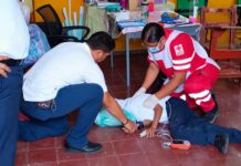 Personal de emergencia en la primaria Manuel Alcalá y Alcalá de Tizimín.