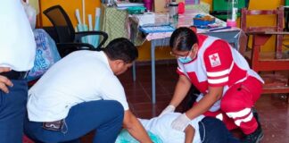 Personal de emergencia en la primaria Manuel Alcalá y Alcalá de Tizimín.